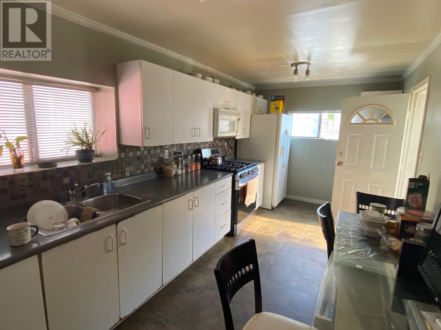 Listing Picture 5 of 25 : 2070 E 26TH AVENUE, Vancouver / 溫哥華 - 魯藝地產 Yvonne Lu Group - MLS Medallion Club Member