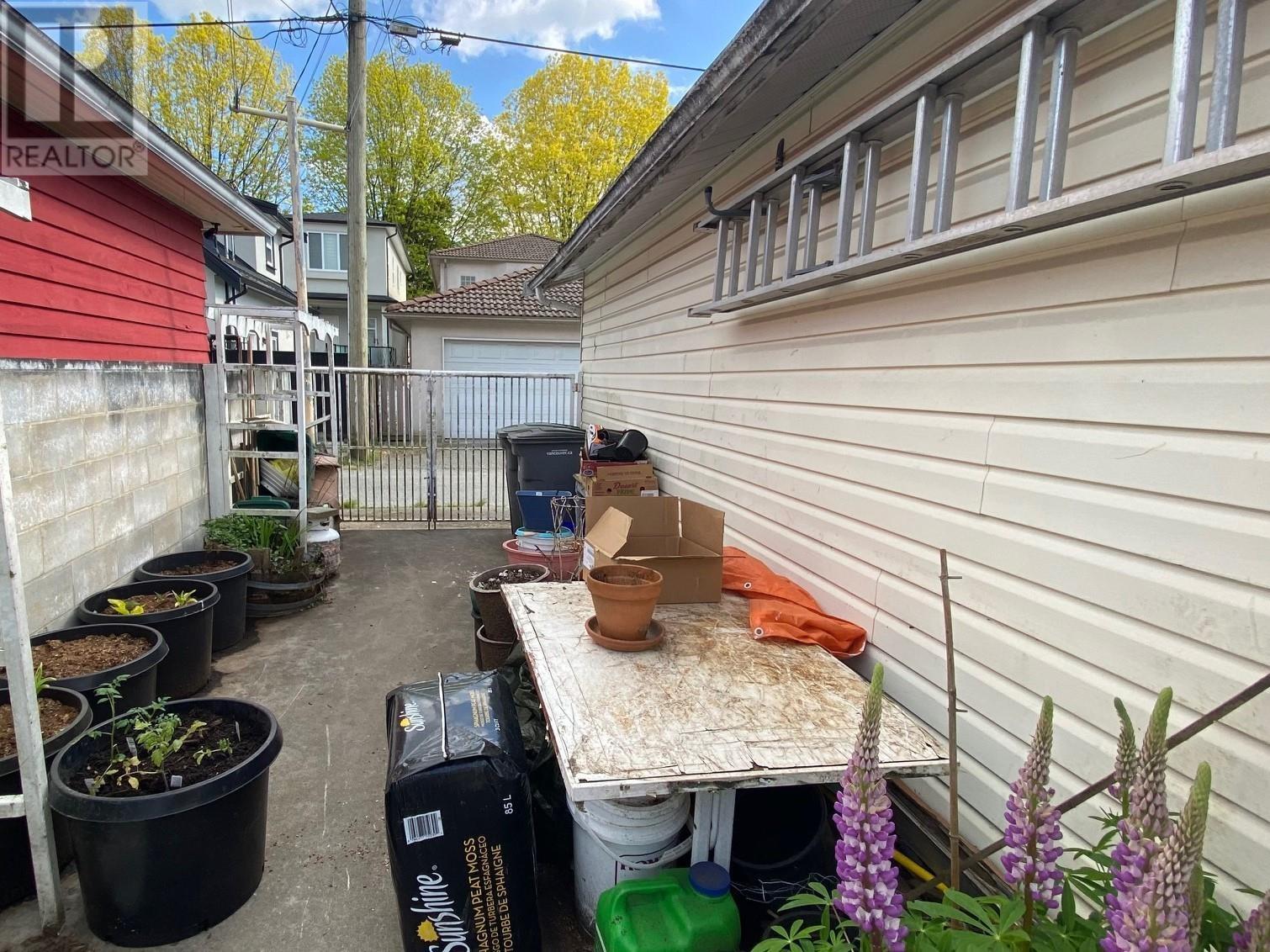 Listing Picture 20 of 25 : 2070 E 26TH AVENUE, Vancouver / 溫哥華 - 魯藝地產 Yvonne Lu Group - MLS Medallion Club Member