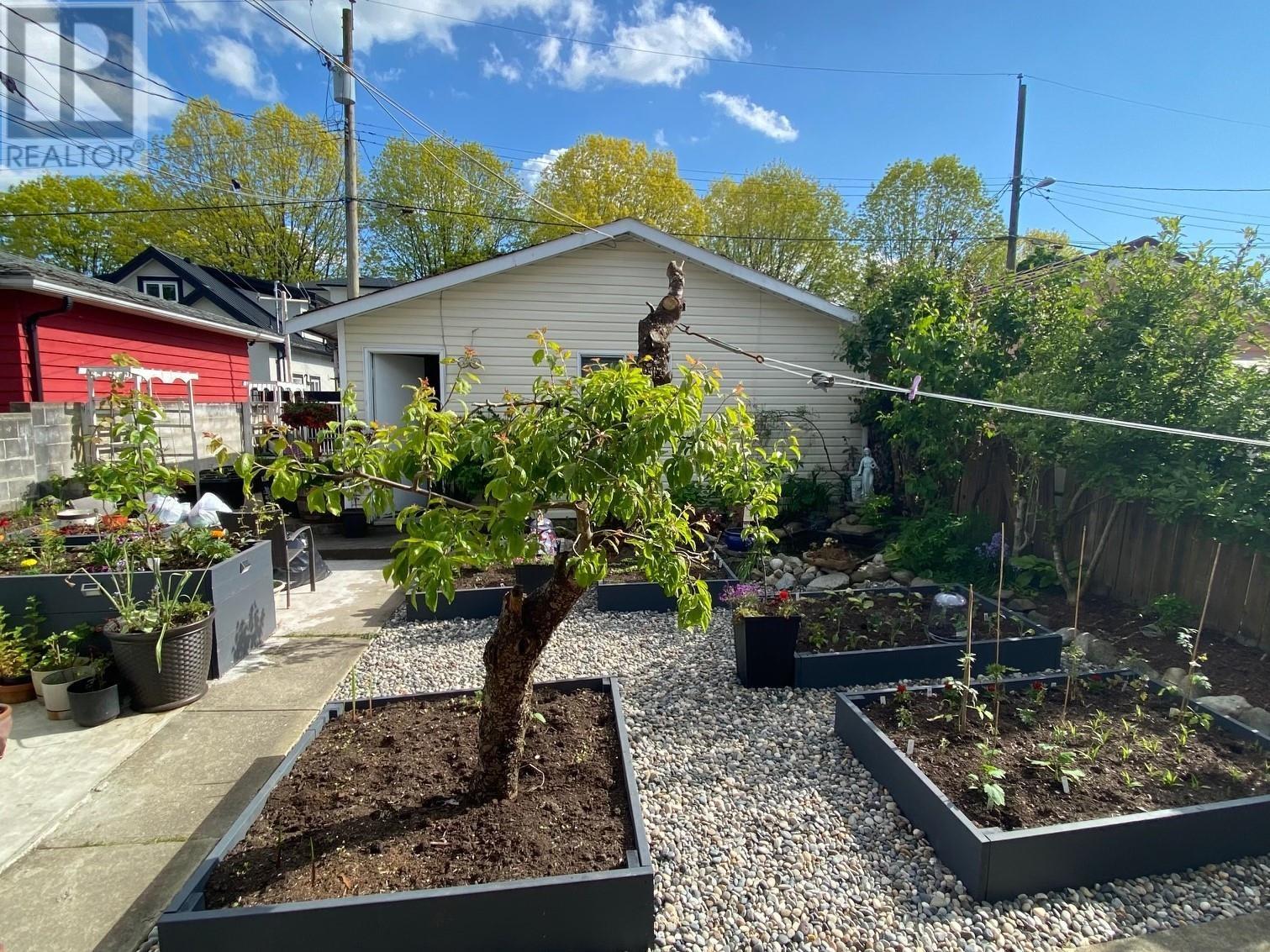 Listing Picture 12 of 25 : 2070 E 26TH AVENUE, Vancouver / 溫哥華 - 魯藝地產 Yvonne Lu Group - MLS Medallion Club Member