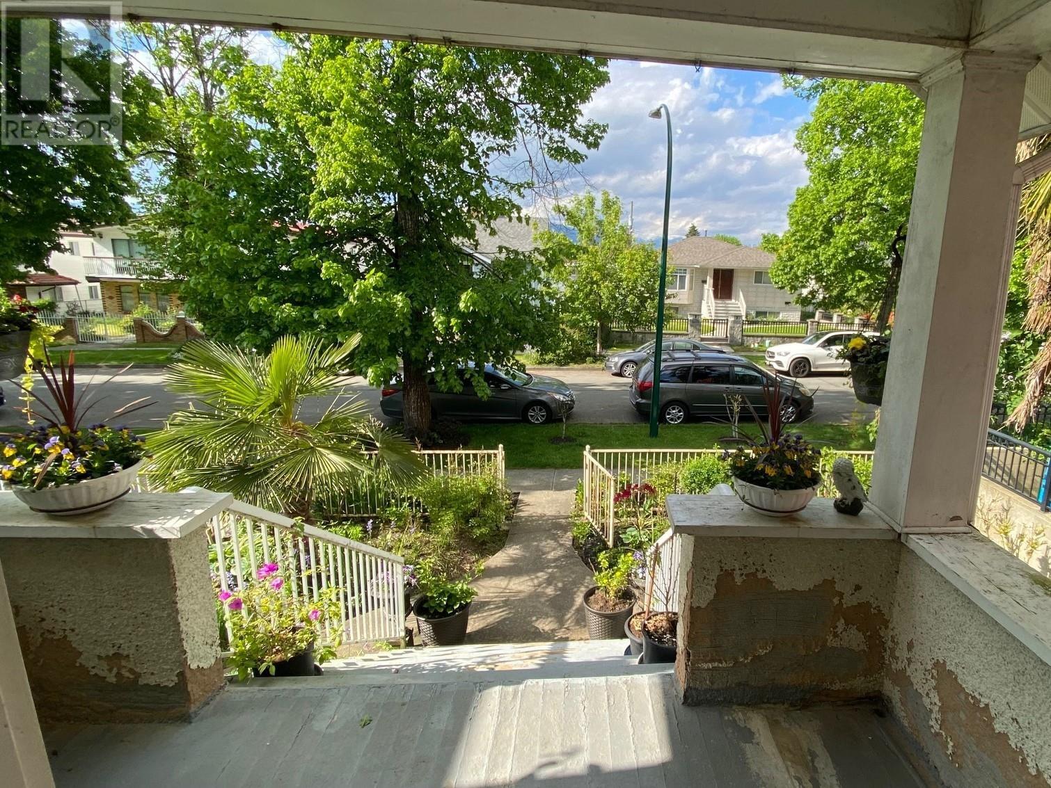 Listing Picture 2 of 25 : 2070 E 26TH AVENUE, Vancouver / 溫哥華 - 魯藝地產 Yvonne Lu Group - MLS Medallion Club Member