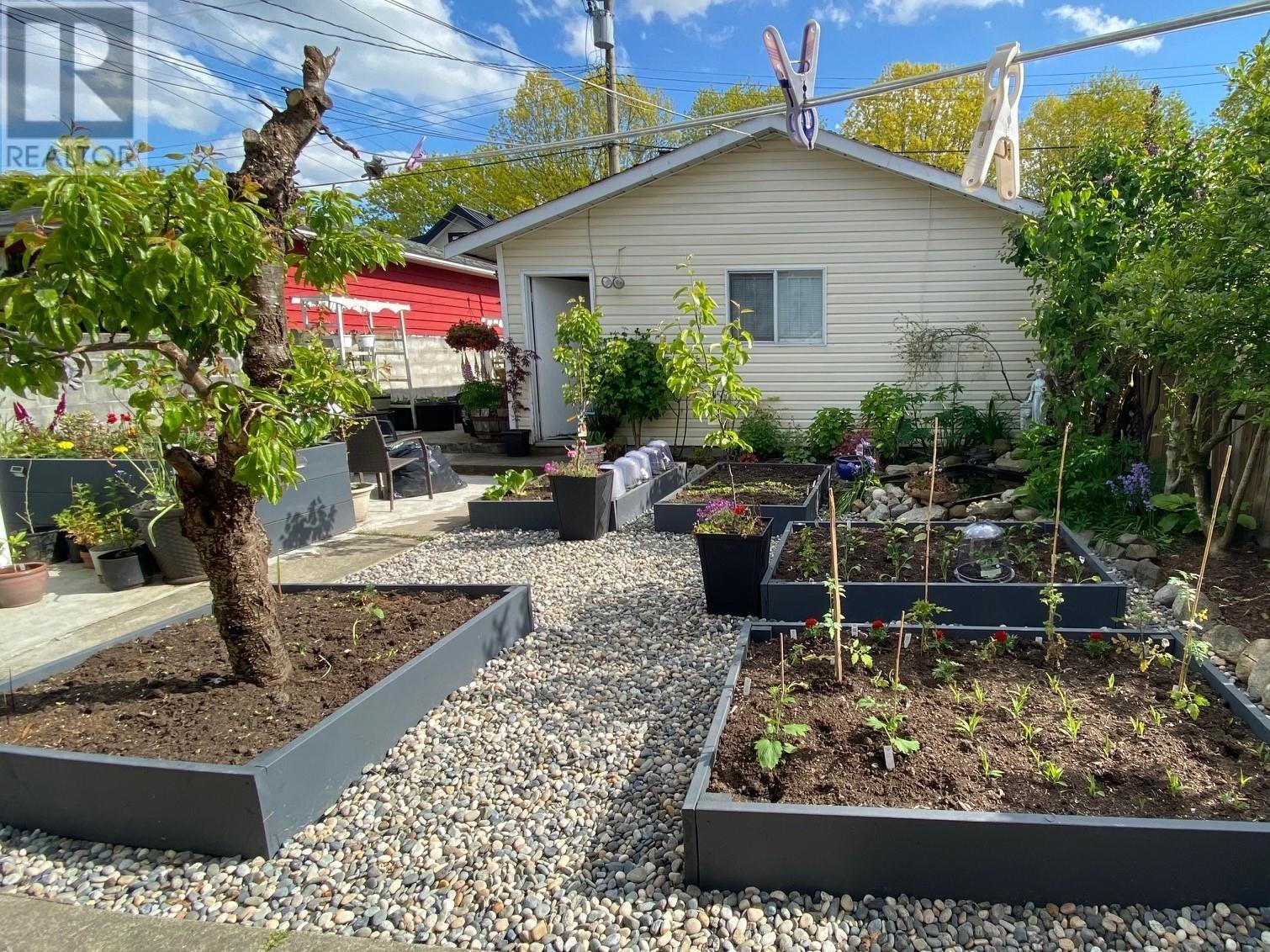 Listing Picture 13 of 25 : 2070 E 26TH AVENUE, Vancouver / 溫哥華 - 魯藝地產 Yvonne Lu Group - MLS Medallion Club Member