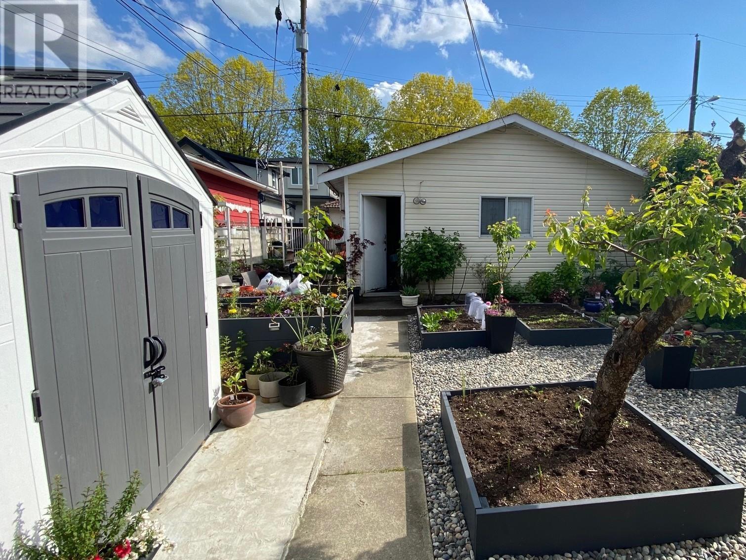 Listing Picture 18 of 25 : 2070 E 26TH AVENUE, Vancouver / 溫哥華 - 魯藝地產 Yvonne Lu Group - MLS Medallion Club Member