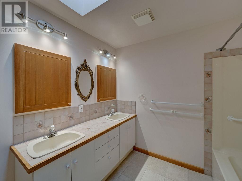 8050 Redrooffs Road, Halfmoon Bay, British Columbia  V7Z 1A5 - Photo 12 - R2959948