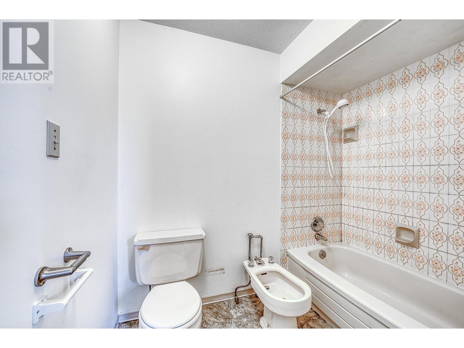 Listing Picture 16 of 26 : 6531 DUNSANY PLACE, Richmond / 烈治文 - 魯藝地產 Yvonne Lu Group - MLS Medallion Club Member