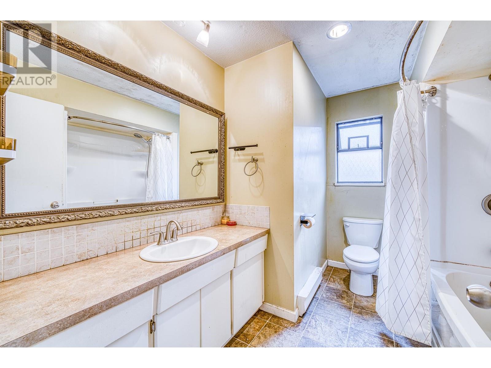 Listing Picture 20 of 26 : 6531 DUNSANY PLACE, Richmond / 烈治文 - 魯藝地產 Yvonne Lu Group - MLS Medallion Club Member