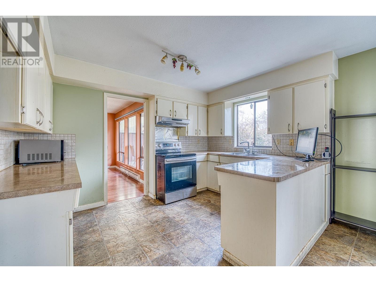 Listing Picture 10 of 26 : 6531 DUNSANY PLACE, Richmond / 烈治文 - 魯藝地產 Yvonne Lu Group - MLS Medallion Club Member