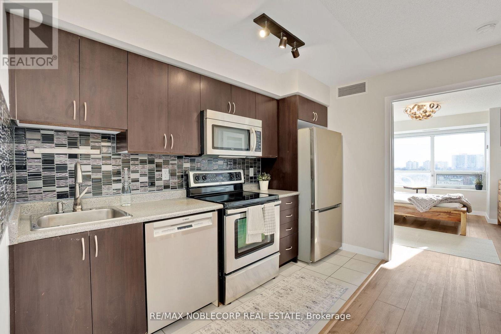 914 - 61 Heintzman Street S, Toronto, Ontario  M6P 5A2 - Photo 6 - W11939967