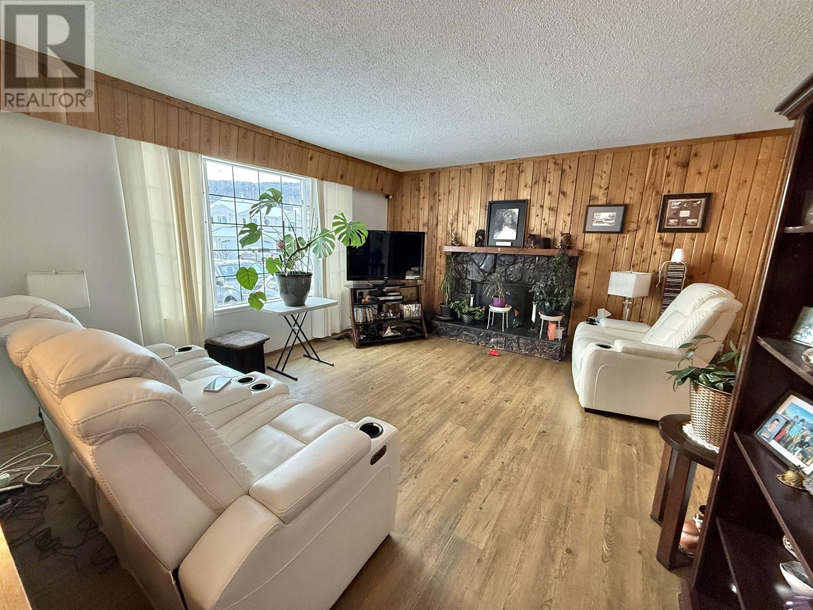Property at 475 ROBERTSON AVENUE image 5