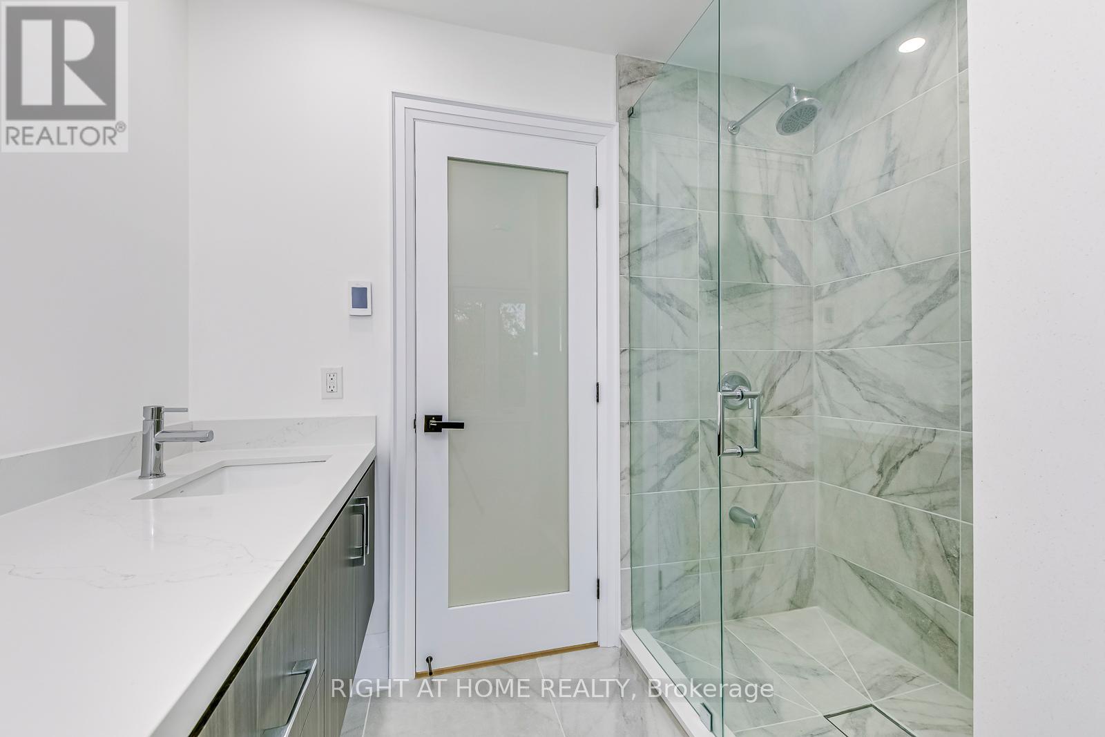5 Enfield Avenue, Toronto, Ontario  M8W 1T6 - Photo 19 - W11940330