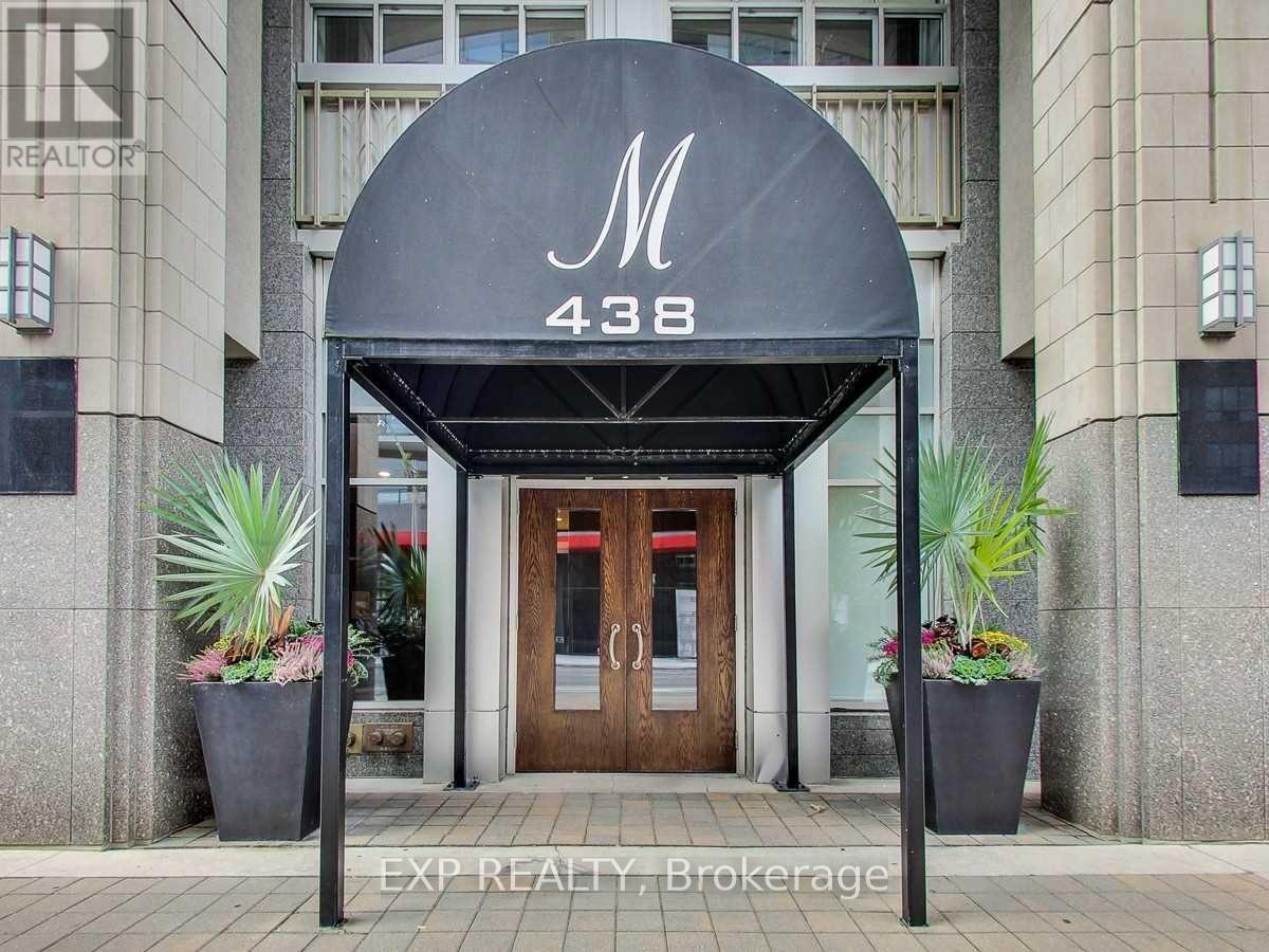 <div class="slider-price">$550,000</div><p>1108 - 438 Richmond Street W, Toronto, Ontario</p>