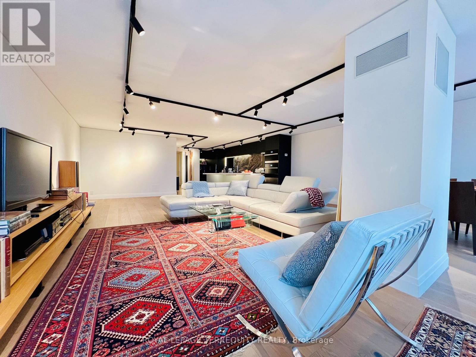 Property at 703 - 1 CONCORDE PLACE image 4