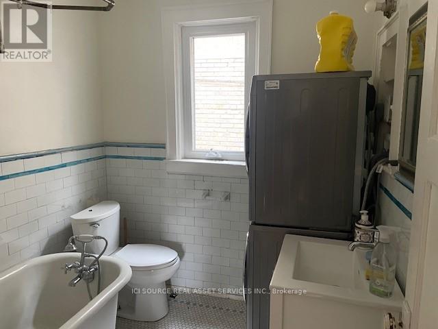 Upper - 18 Leeds Street, Toronto, Ontario  M6G 1N7 - Photo 2 - W11940721