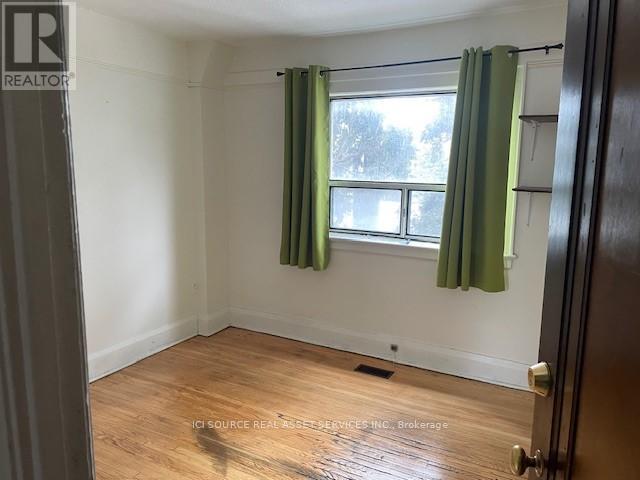 Upper - 18 Leeds Street, Toronto, Ontario  M6G 1N7 - Photo 3 - W11940721
