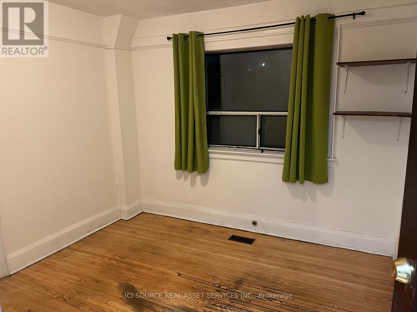 Upper - 18 Leeds Street, Toronto, Ontario  M6G 1N7 - Photo 5 - W11940721