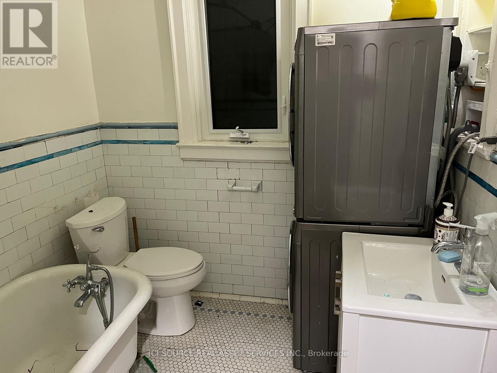 Upper - 18 Leeds Street, Toronto, Ontario  M6G 1N7 - Photo 6 - W11940721