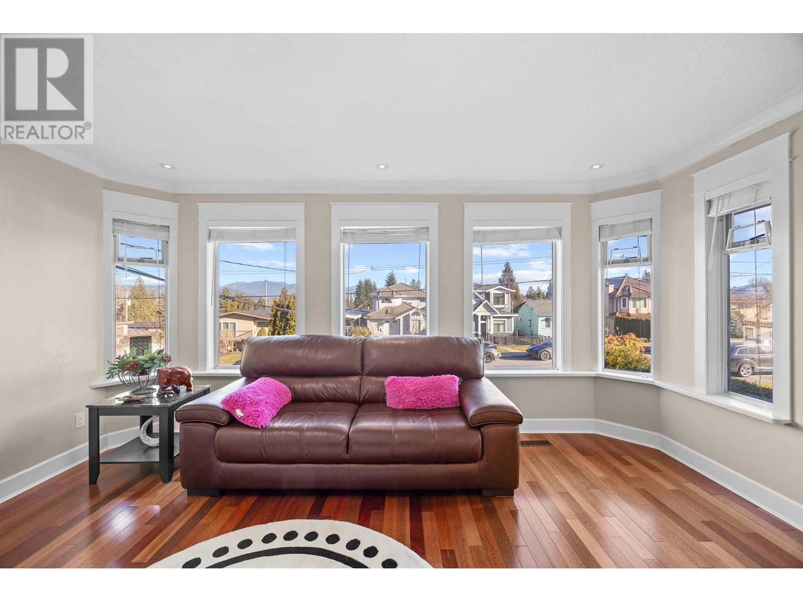 Listing Picture 11 of 40 : 7325 2ND STREET, Burnaby / 本拿比 - 魯藝地產 Yvonne Lu Group - MLS Medallion Club Member