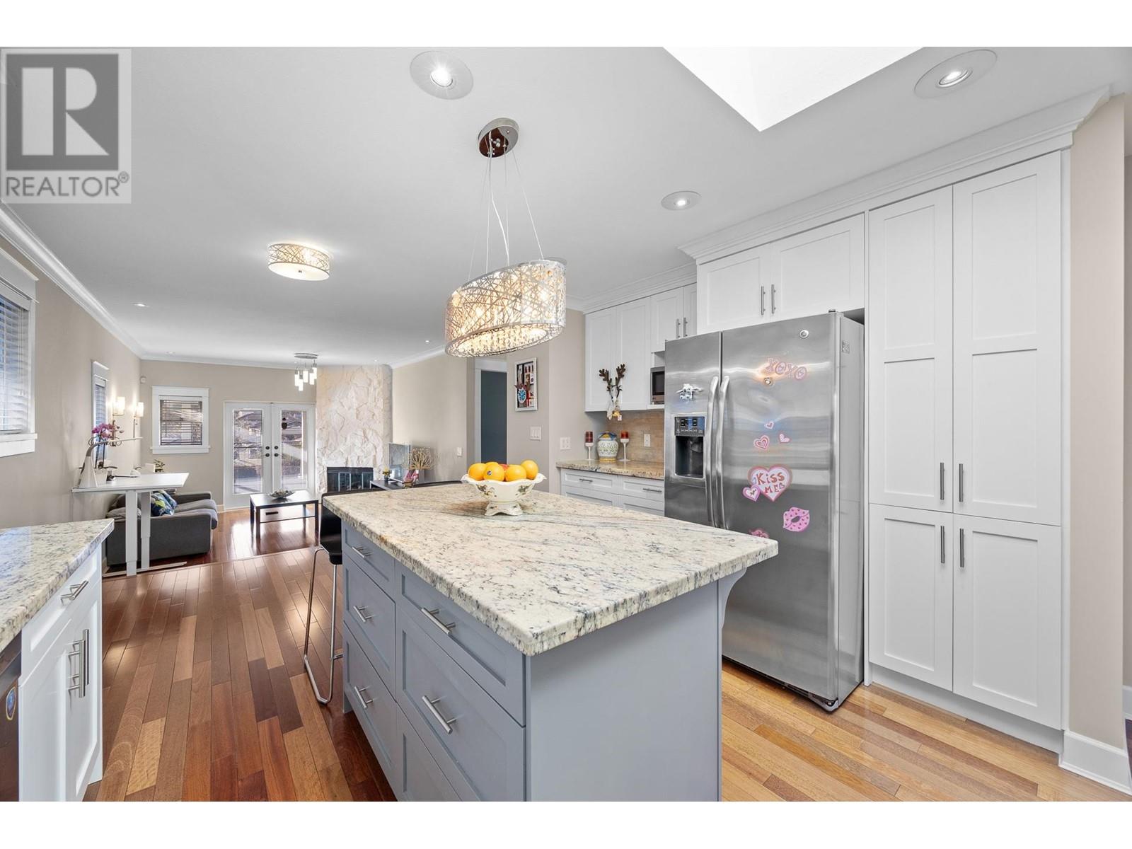 Listing Picture 13 of 40 : 7325 2ND STREET, Burnaby / 本拿比 - 魯藝地產 Yvonne Lu Group - MLS Medallion Club Member