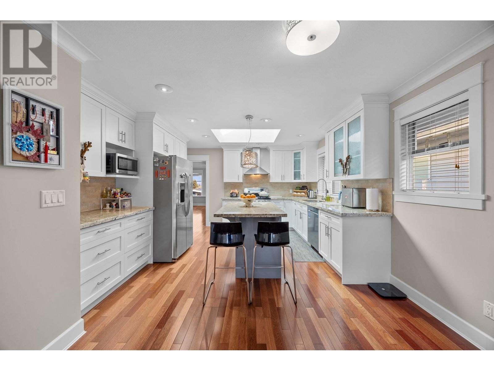Listing Picture 14 of 40 : 7325 2ND STREET, Burnaby / 本拿比 - 魯藝地產 Yvonne Lu Group - MLS Medallion Club Member
