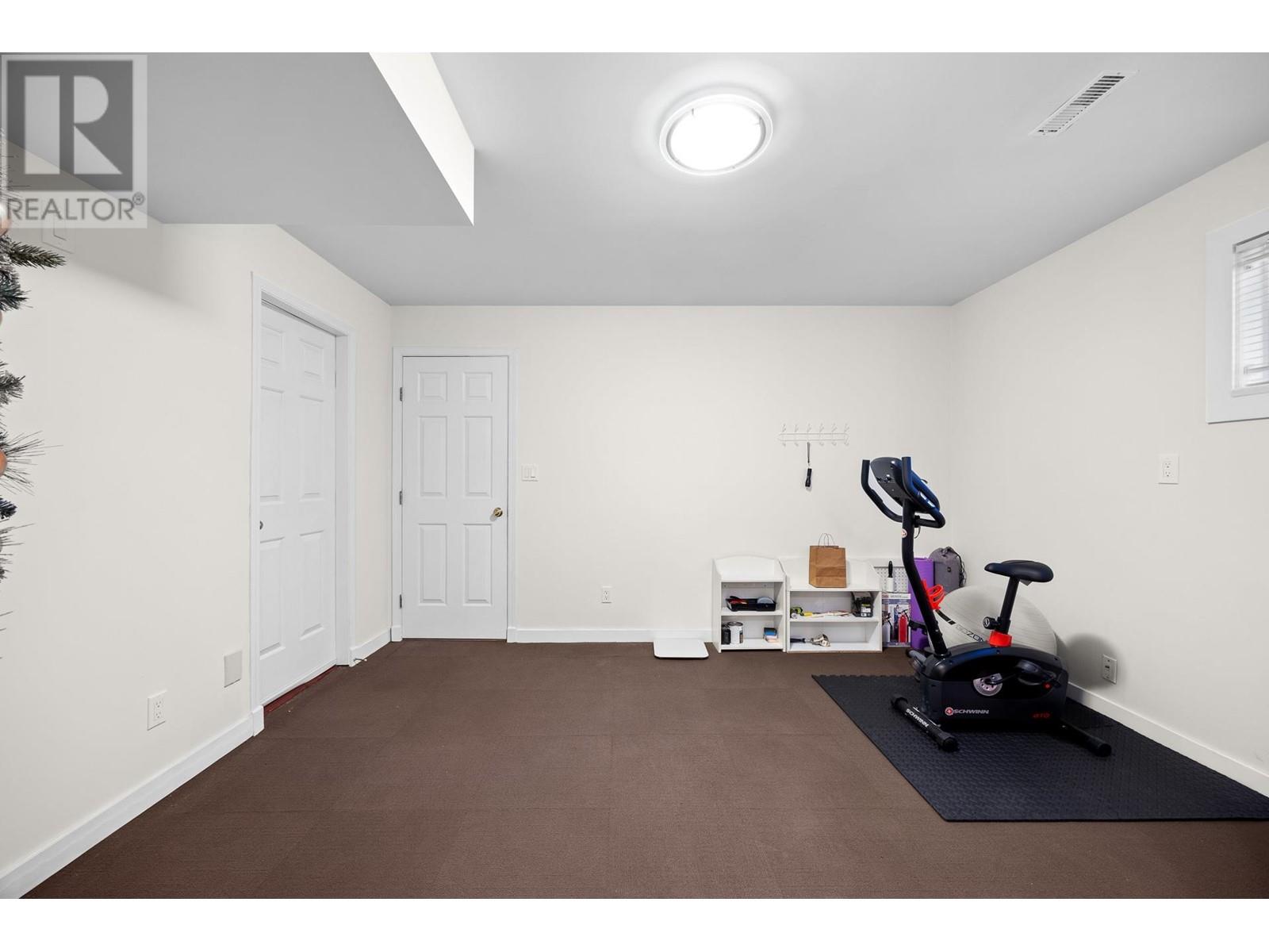 Listing Picture 35 of 40 : 7325 2ND STREET, Burnaby / 本拿比 - 魯藝地產 Yvonne Lu Group - MLS Medallion Club Member