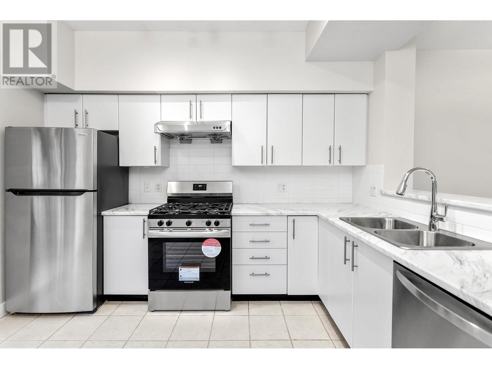 Listing Picture 14 of 33 : 12 3298 E 54TH AVENUE, Vancouver / 溫哥華 - 魯藝地產 Yvonne Lu Group - MLS Medallion Club Member