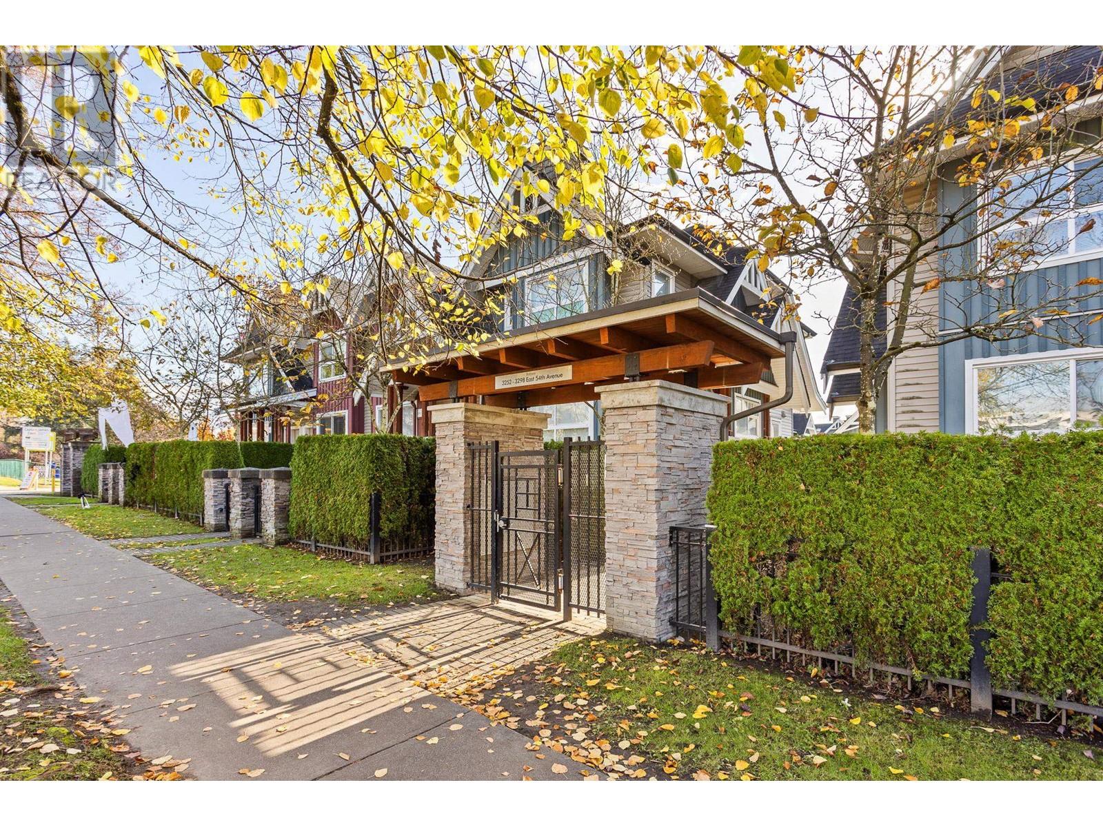 Listing Picture 3 of 33 : 12 3298 E 54TH AVENUE, Vancouver / 溫哥華 - 魯藝地產 Yvonne Lu Group - MLS Medallion Club Member