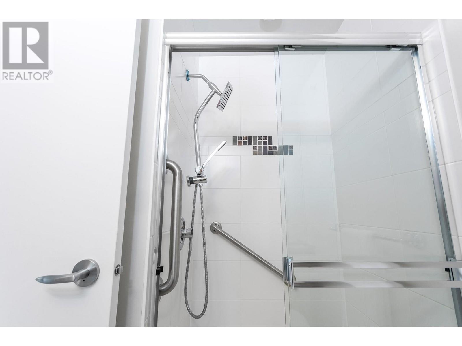 Listing Picture 26 of 33 : 12 3298 E 54TH AVENUE, Vancouver / 溫哥華 - 魯藝地產 Yvonne Lu Group - MLS Medallion Club Member