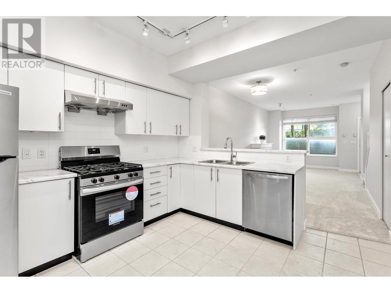 Listing Picture 15 of 33 : 12 3298 E 54TH AVENUE, Vancouver / 溫哥華 - 魯藝地產 Yvonne Lu Group - MLS Medallion Club Member