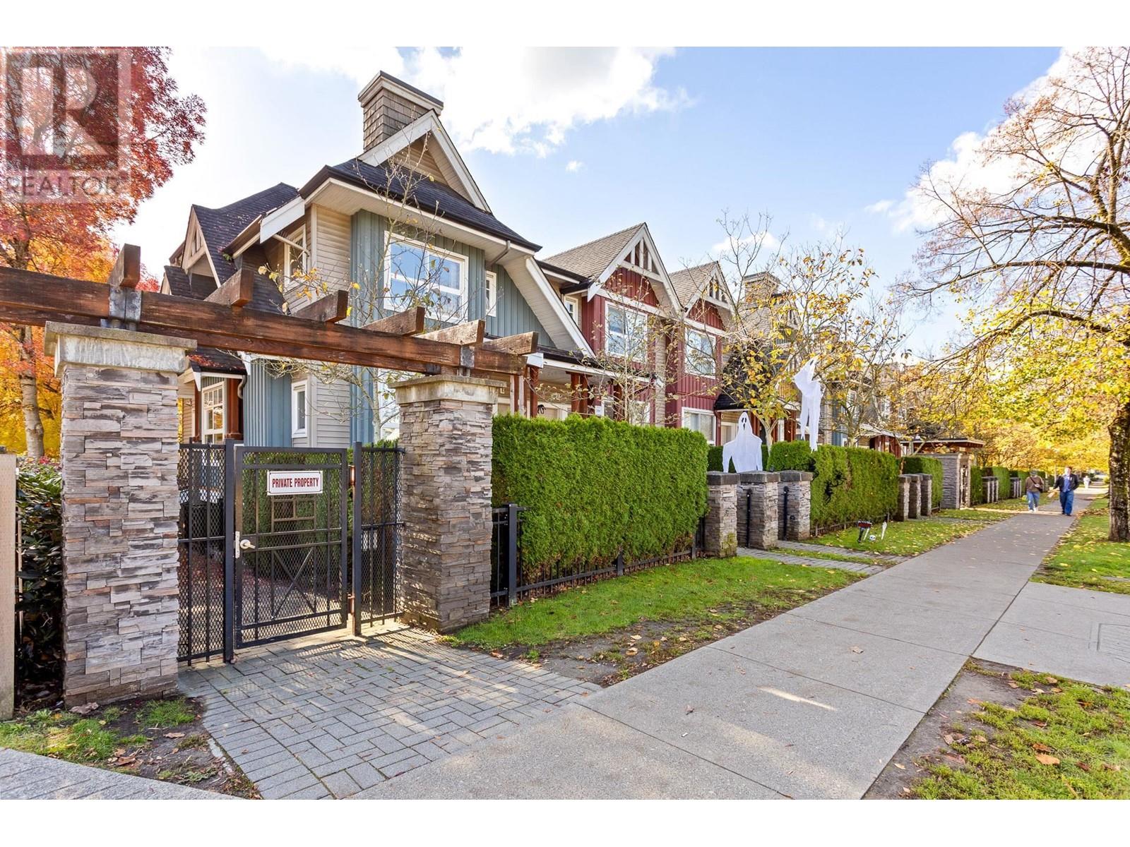 Listing Picture 4 of 33 : 12 3298 E 54TH AVENUE, Vancouver / 溫哥華 - 魯藝地產 Yvonne Lu Group - MLS Medallion Club Member