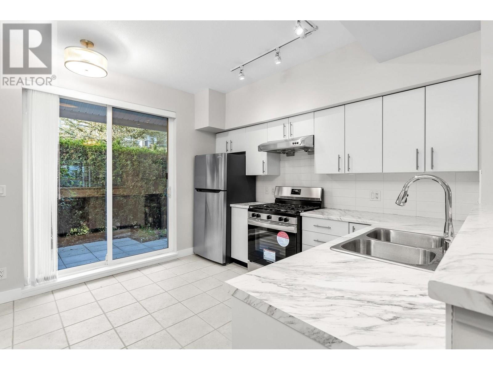 12 3298 E 54TH AVENUE, Vancouver