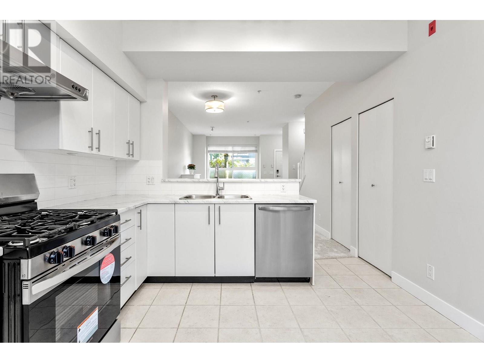 Listing Picture 16 of 33 : 12 3298 E 54TH AVENUE, Vancouver / 溫哥華 - 魯藝地產 Yvonne Lu Group - MLS Medallion Club Member