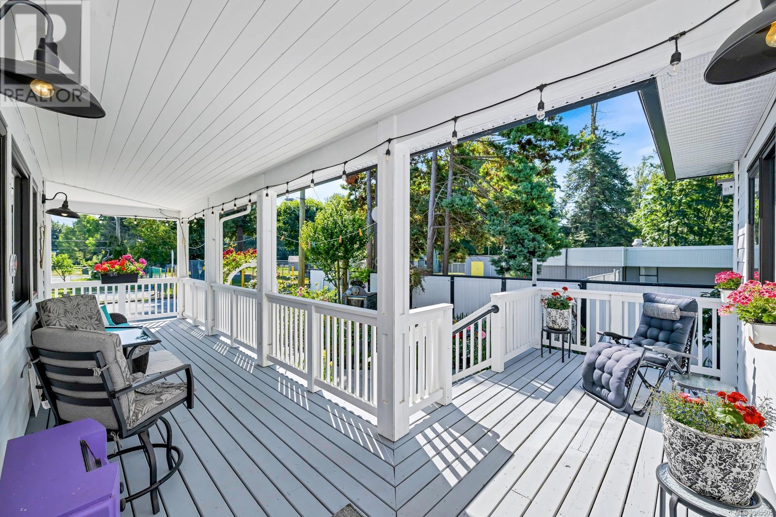 Property at 141 Castle Pl image 3