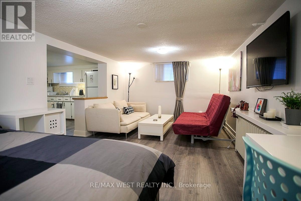 1120 Glencairn Avenue, Toronto (Yorkdale-Glen Park), Ontario  M6B 2B4 - Photo 11 - W11934191