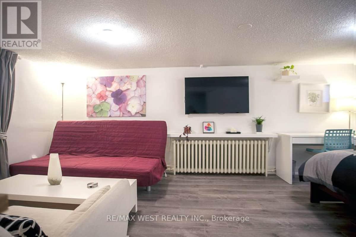 1120 Glencairn Avenue, Toronto (Yorkdale-Glen Park), Ontario  M6B 2B4 - Photo 12 - W11934191