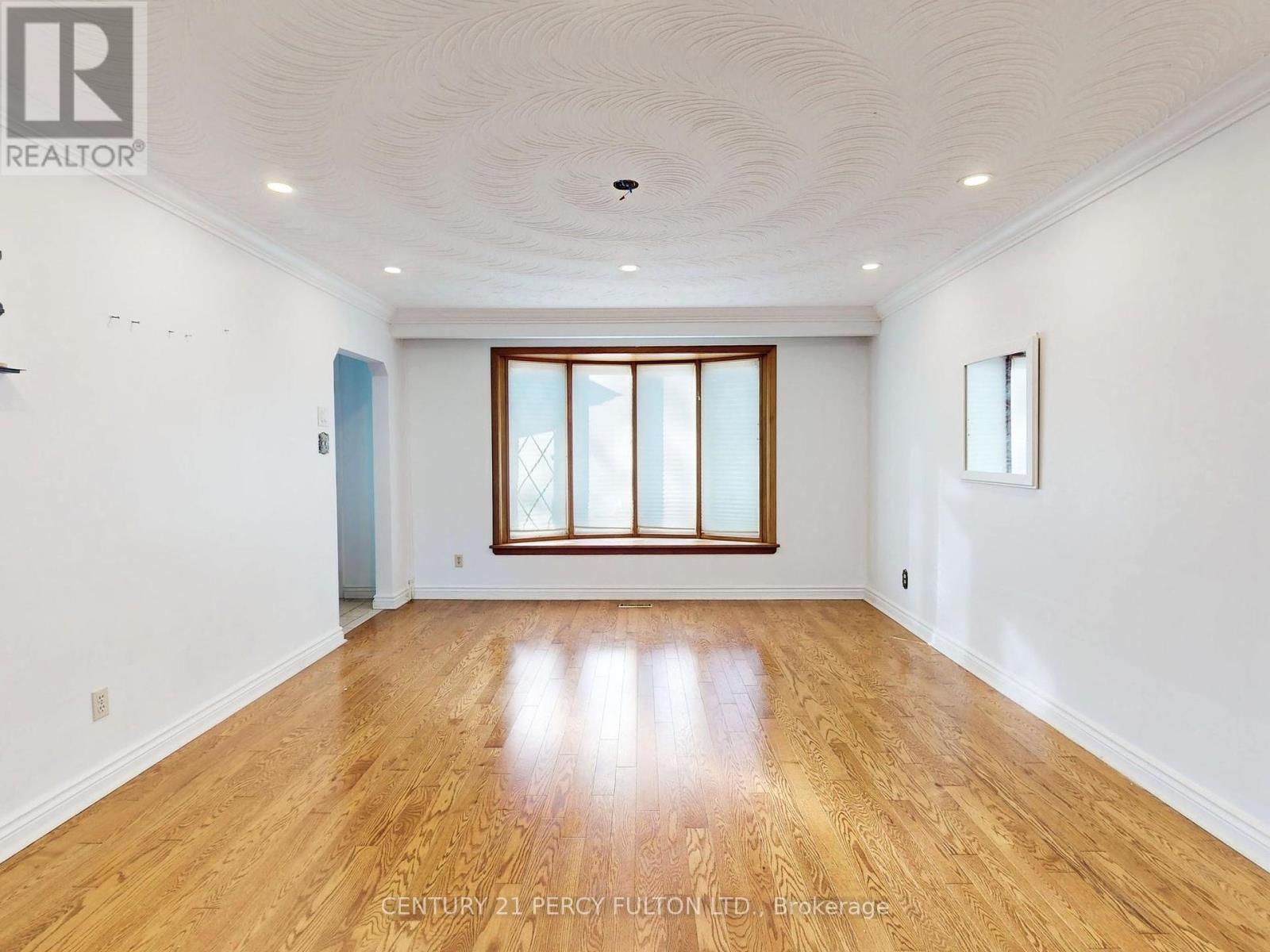 Property at 31 ERINLEA CRESCENT image 3