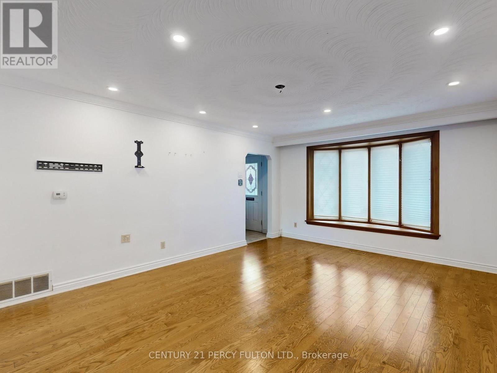 Property at 31 ERINLEA CRESCENT image 4