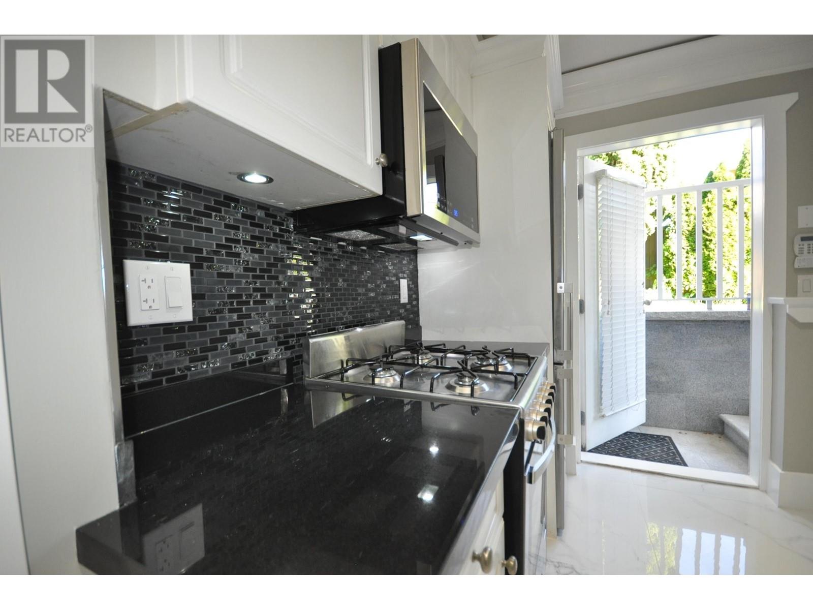 7505 Kingsway, Burnaby, British Columbia  V3N 3C1 - Photo 3 - R2960141