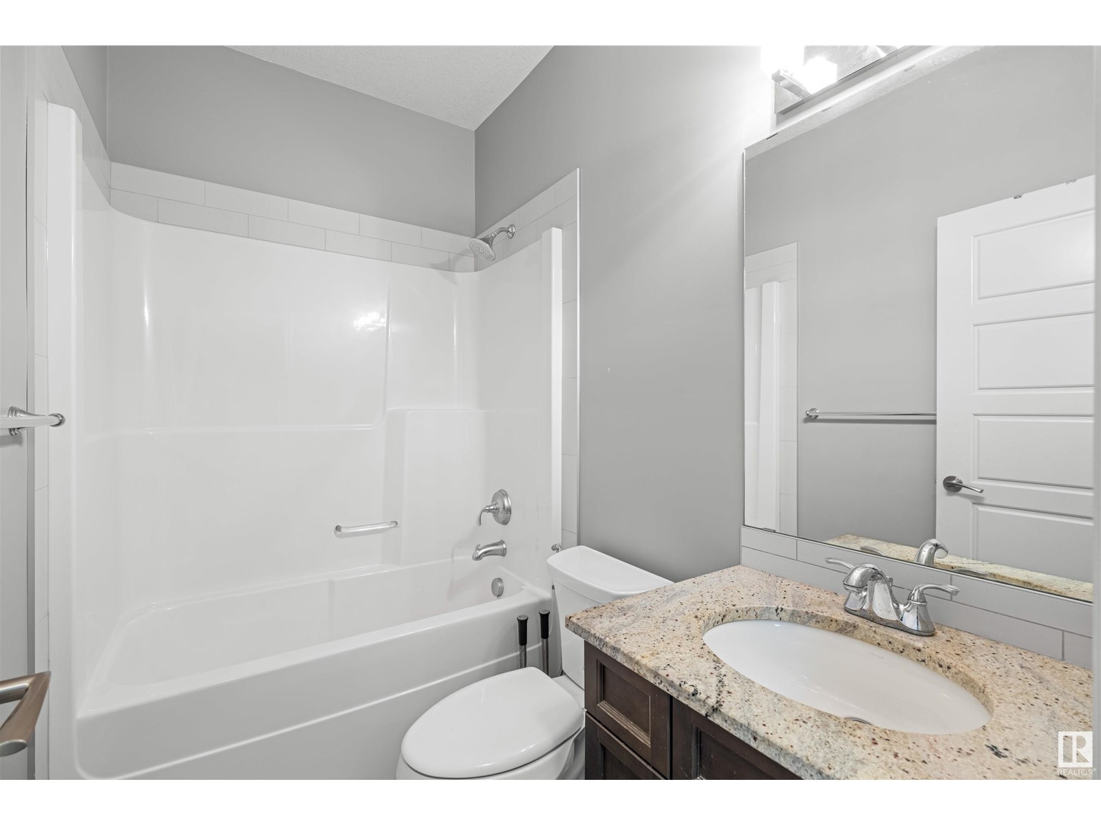 Property at 7728 18 AV SW image 3