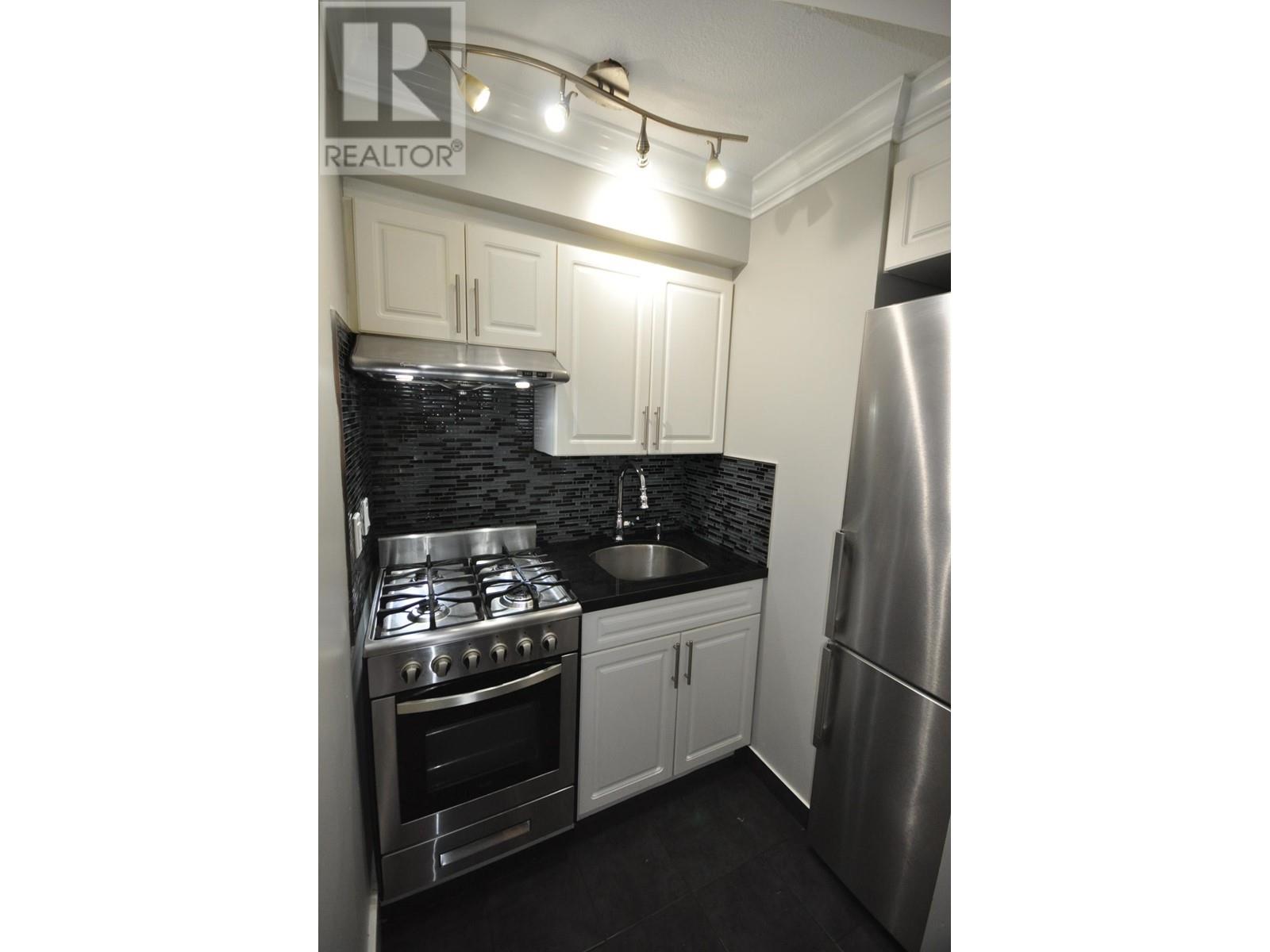 909 Tenth Street, New Westminster, British Columbia  V3M 4A5 - Photo 1 - R2960142