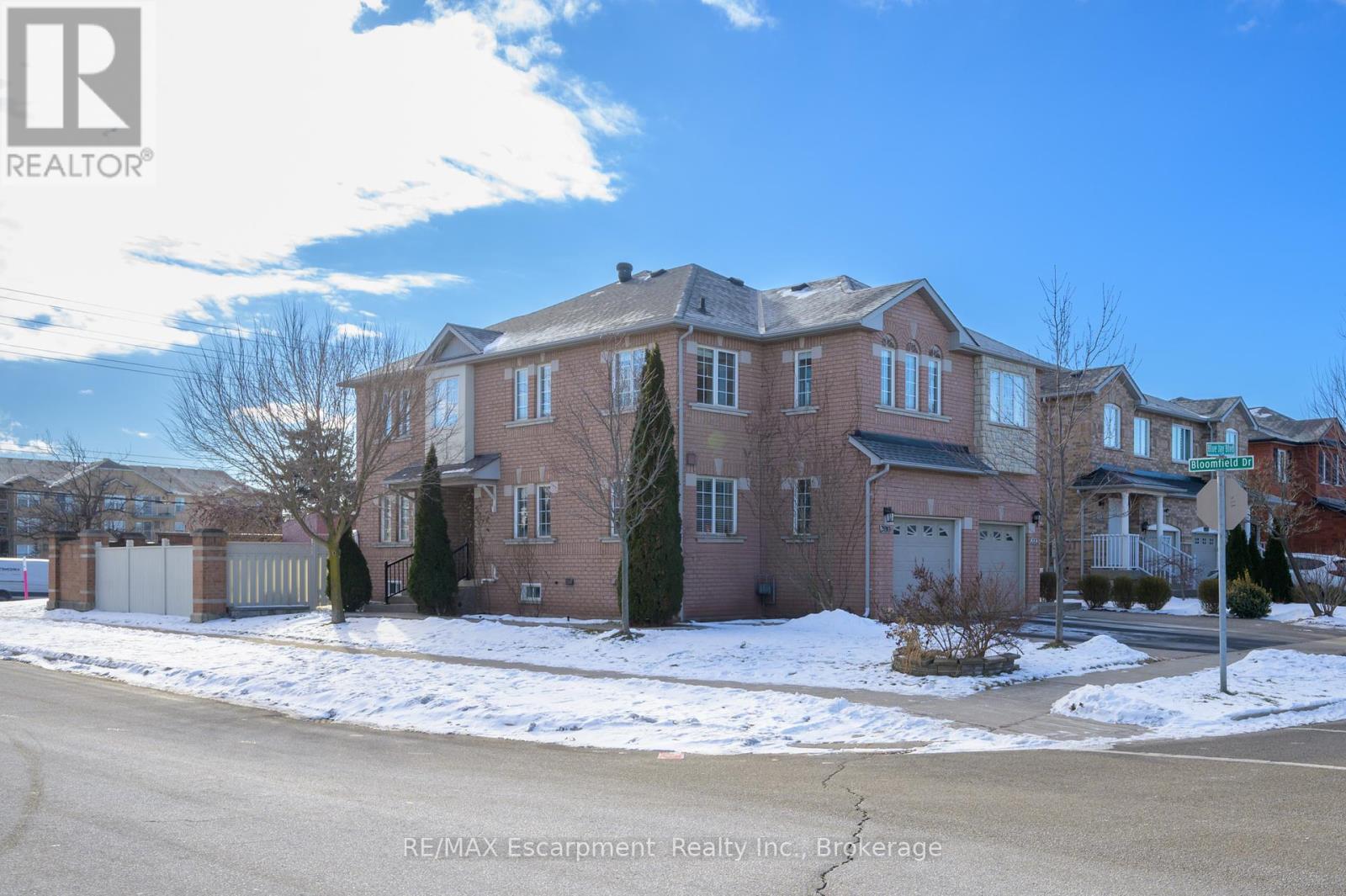 2010 Blue Jay Boulevard, Oakville (1022 - Wt West Oak Trails), Ontario  L6M 3W2 - Photo 2 - W11941596