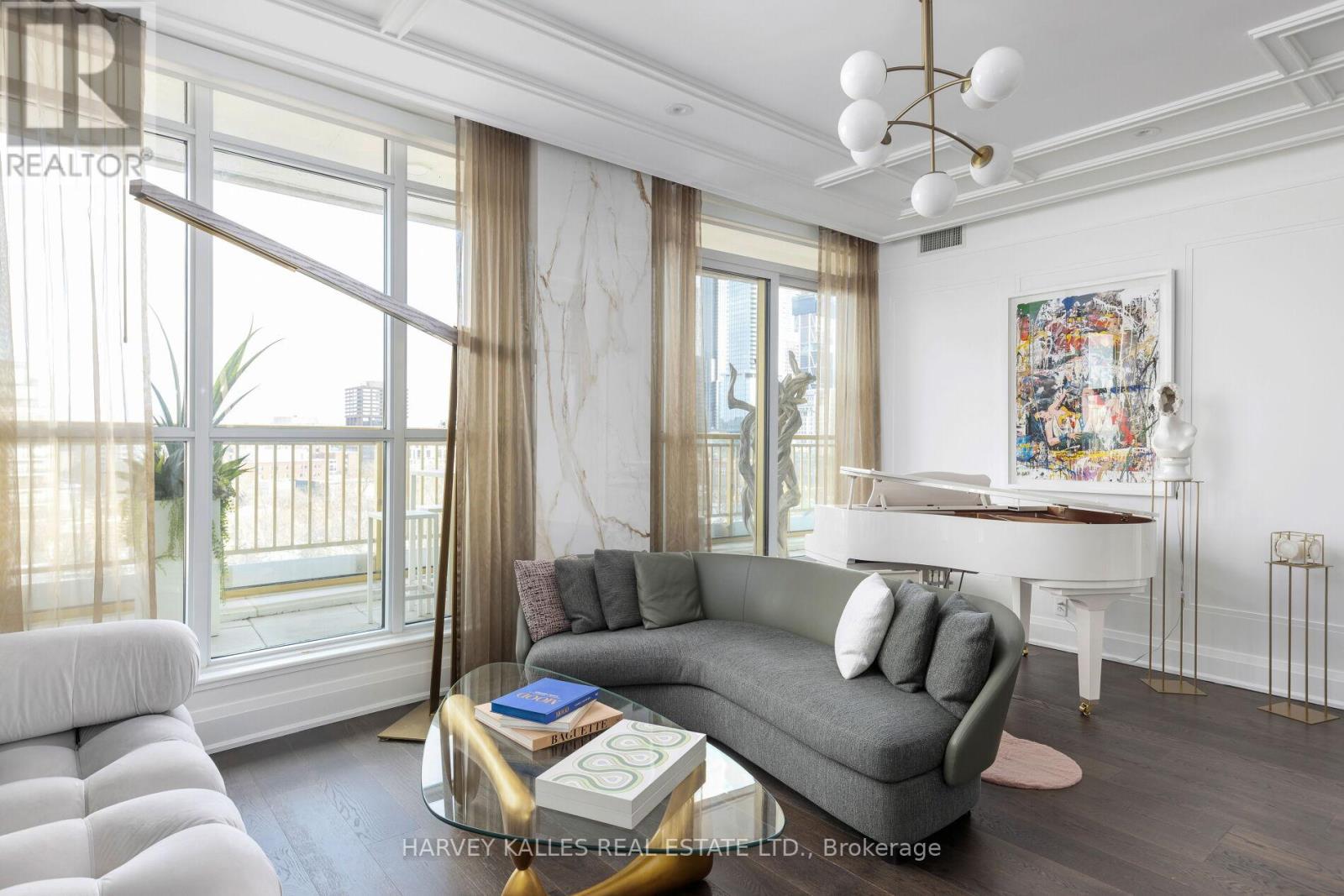 Property at 805 - 151 AVENUE ROAD image 3