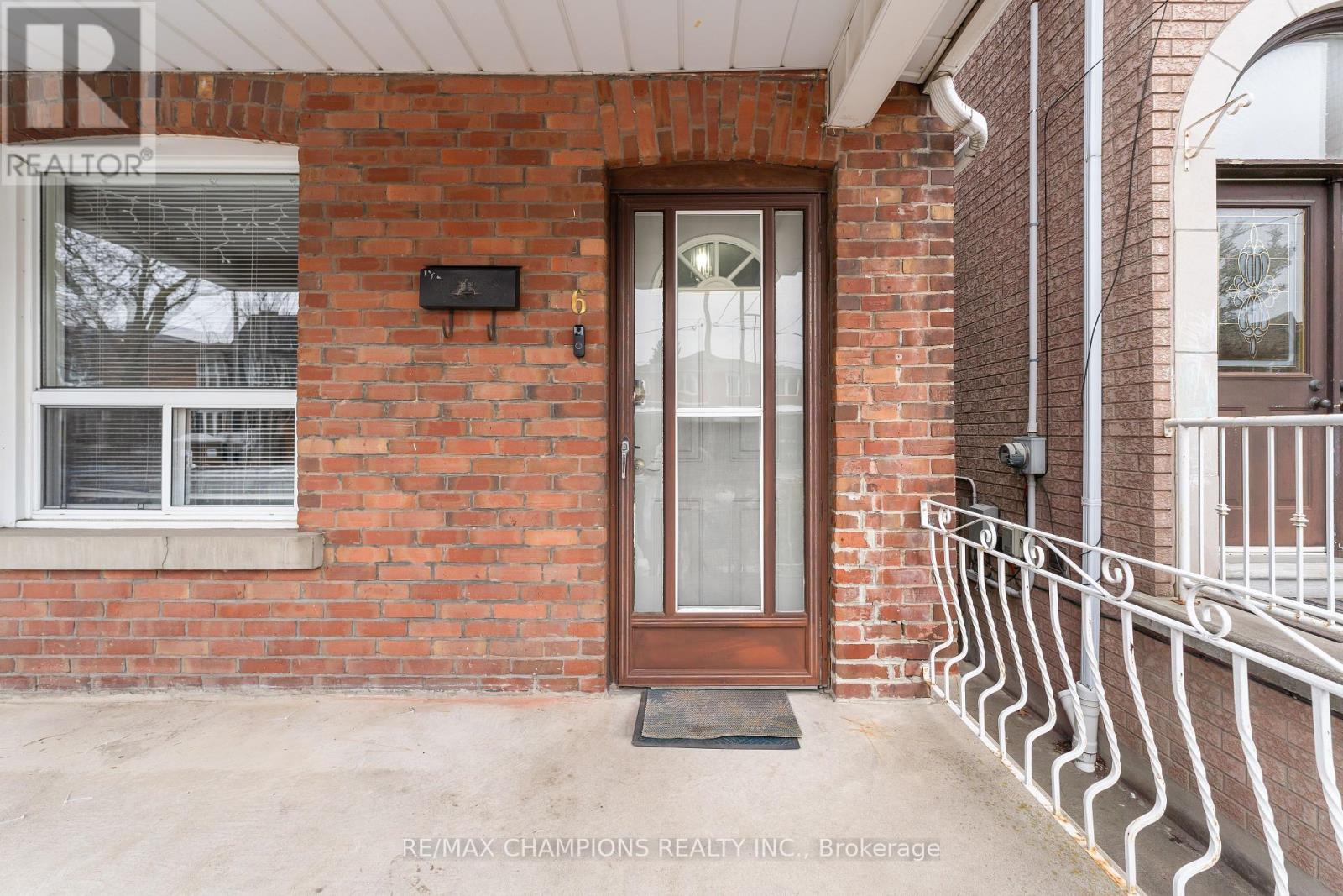 16 Macaulay Avenue, Toronto (Dovercourt-Wallace Emerson-Junction), Ontario  M6P 3P6 - Photo 4 - W11941591