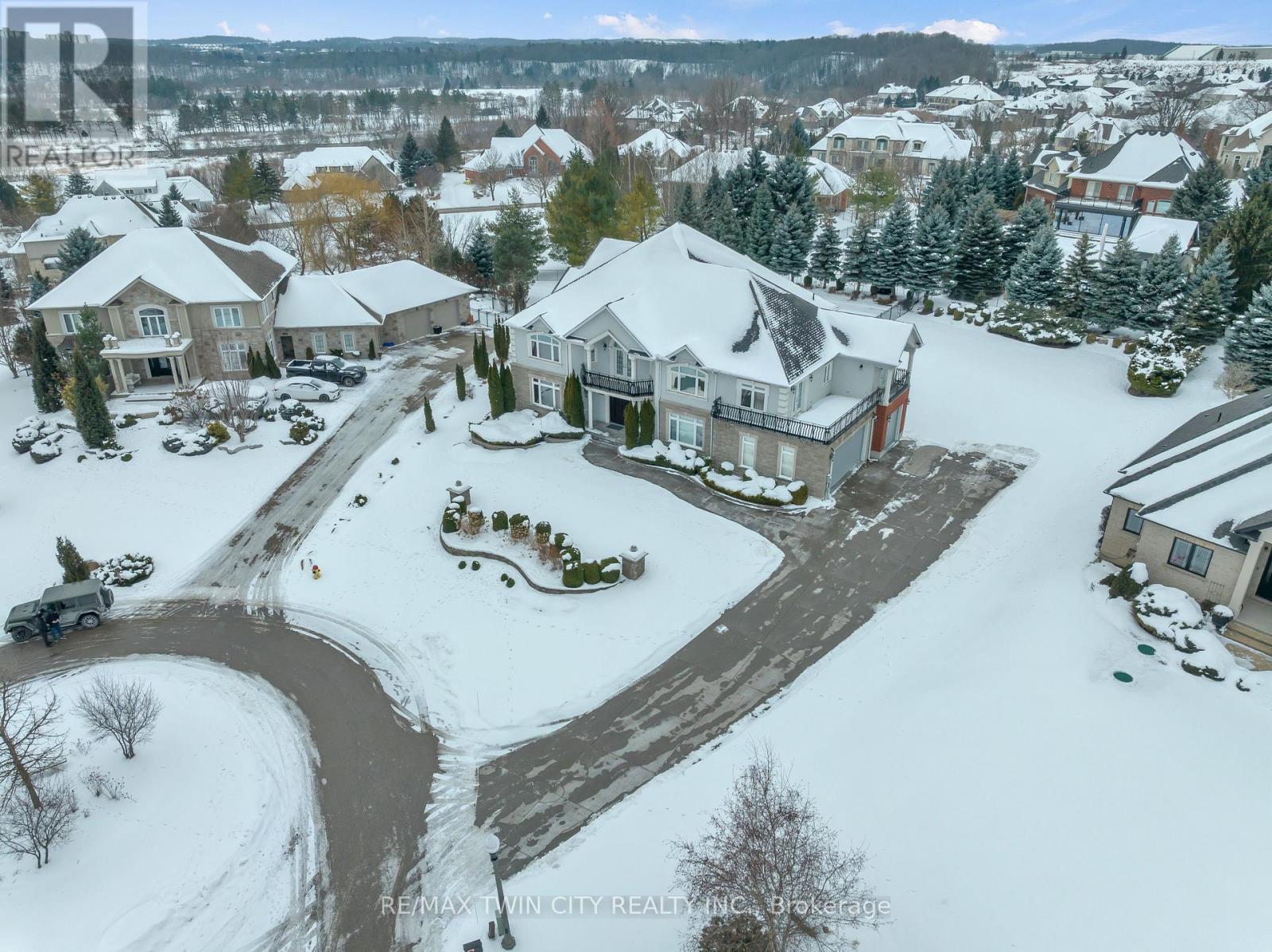 26 Paddock Court, Kitchener, Ontario  N2C 2R4 - Photo 2 - X11924527