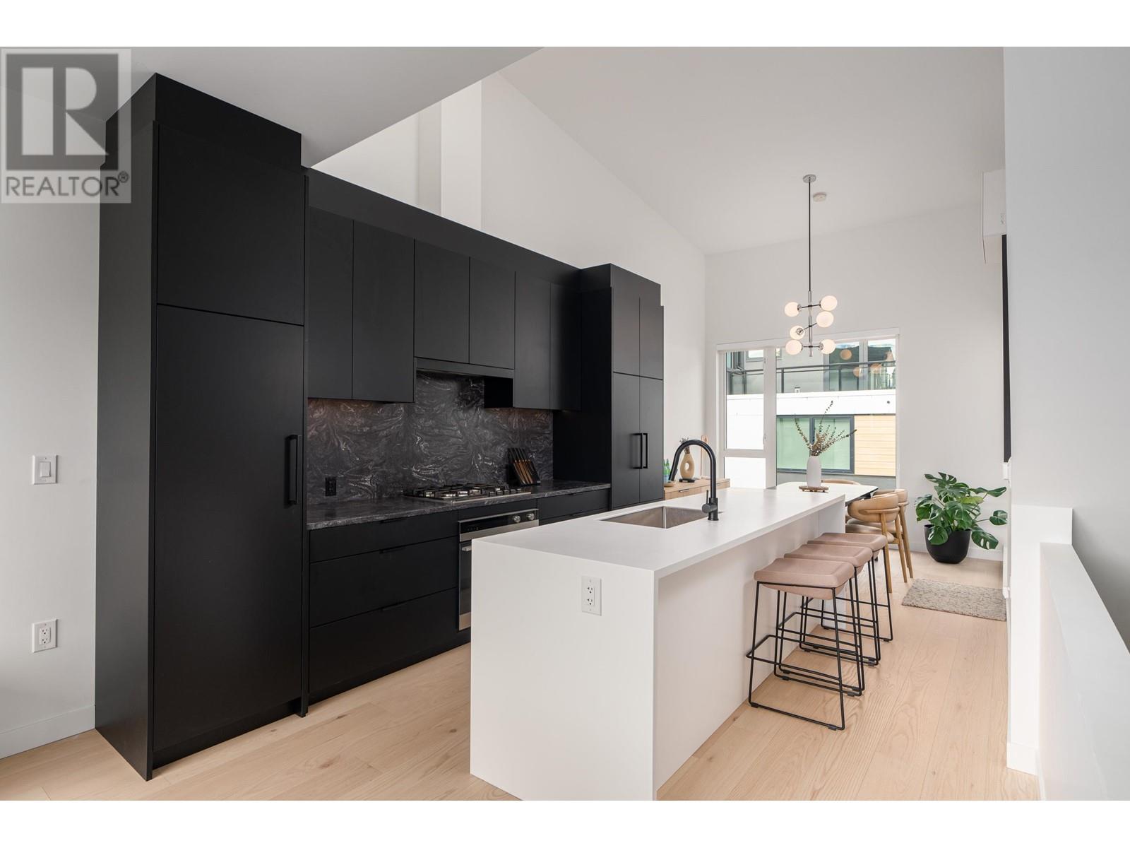 228 650 E 2nd Street, North Vancouver, British Columbia  V7M 1E3 - Photo 1 - R2960191