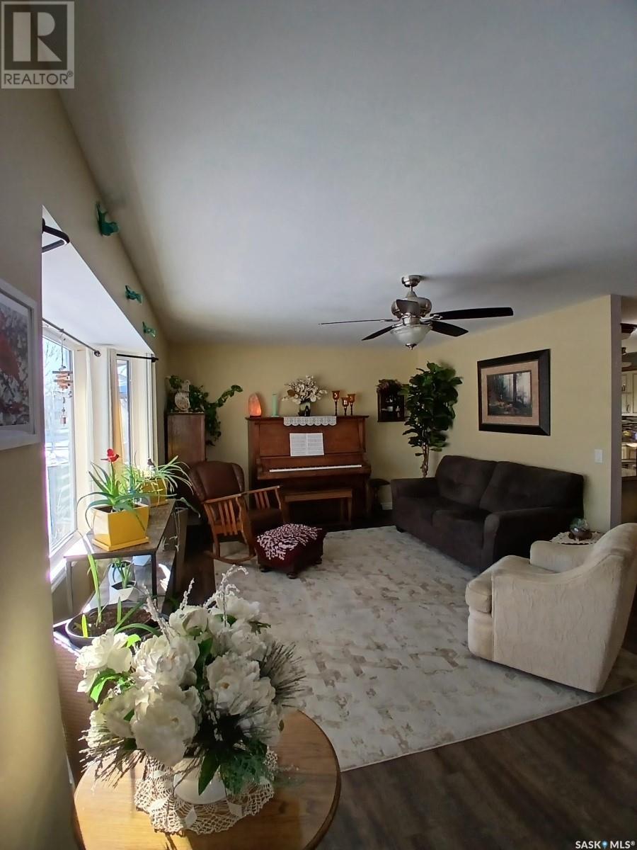 Property at 589 Poplar CRESCENT image 3