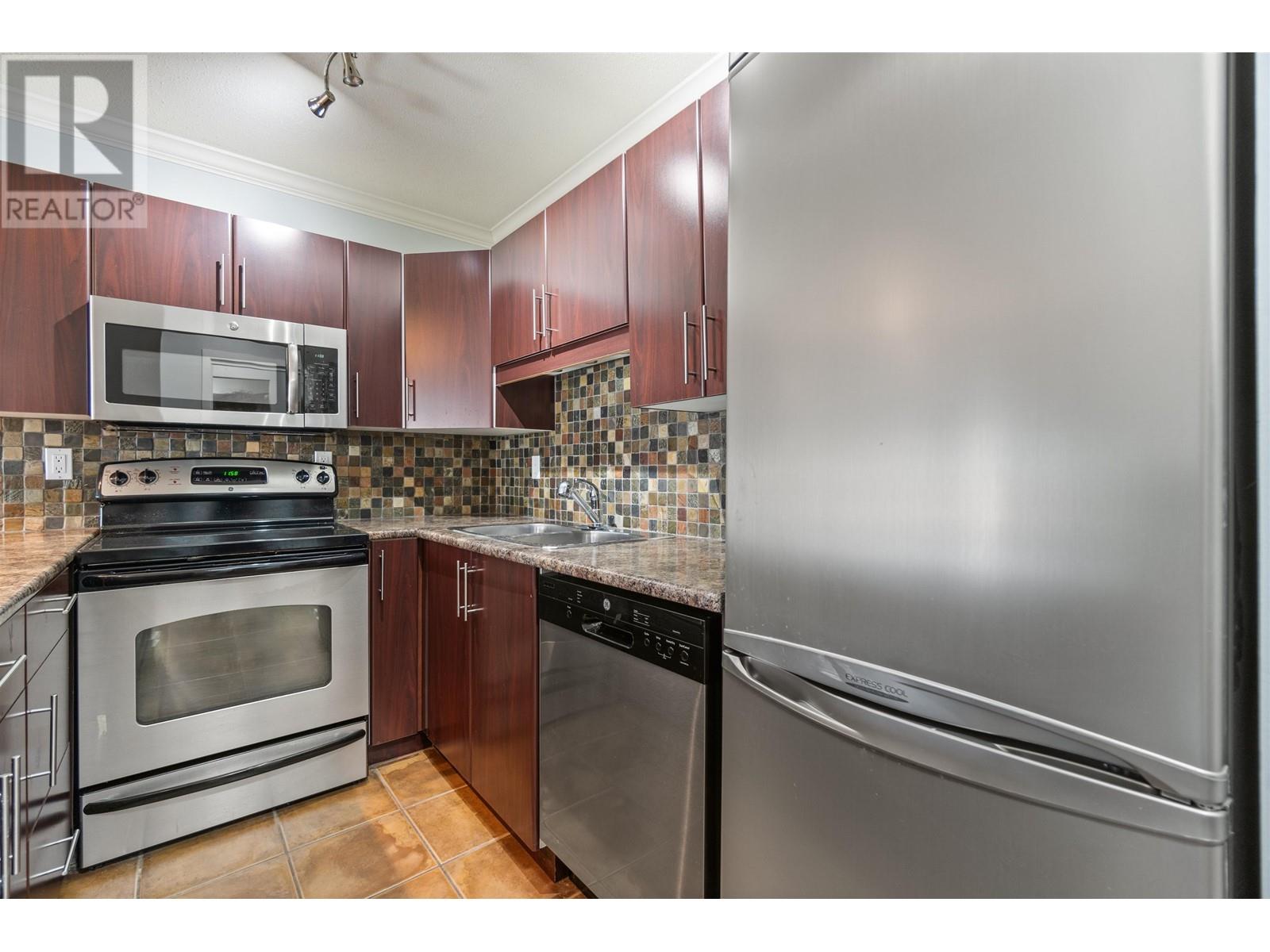 302 436 Seventh Street, New Westminster, British Columbia  V3M 3L3 - Photo 8 - R2959621