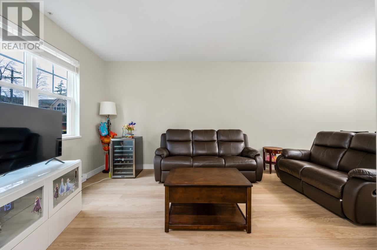 Listing Picture 3 of 17 : 203 4135 SARDIS STREET, Burnaby / 本拿比 - 魯藝地產 Yvonne Lu Group - MLS Medallion Club Member