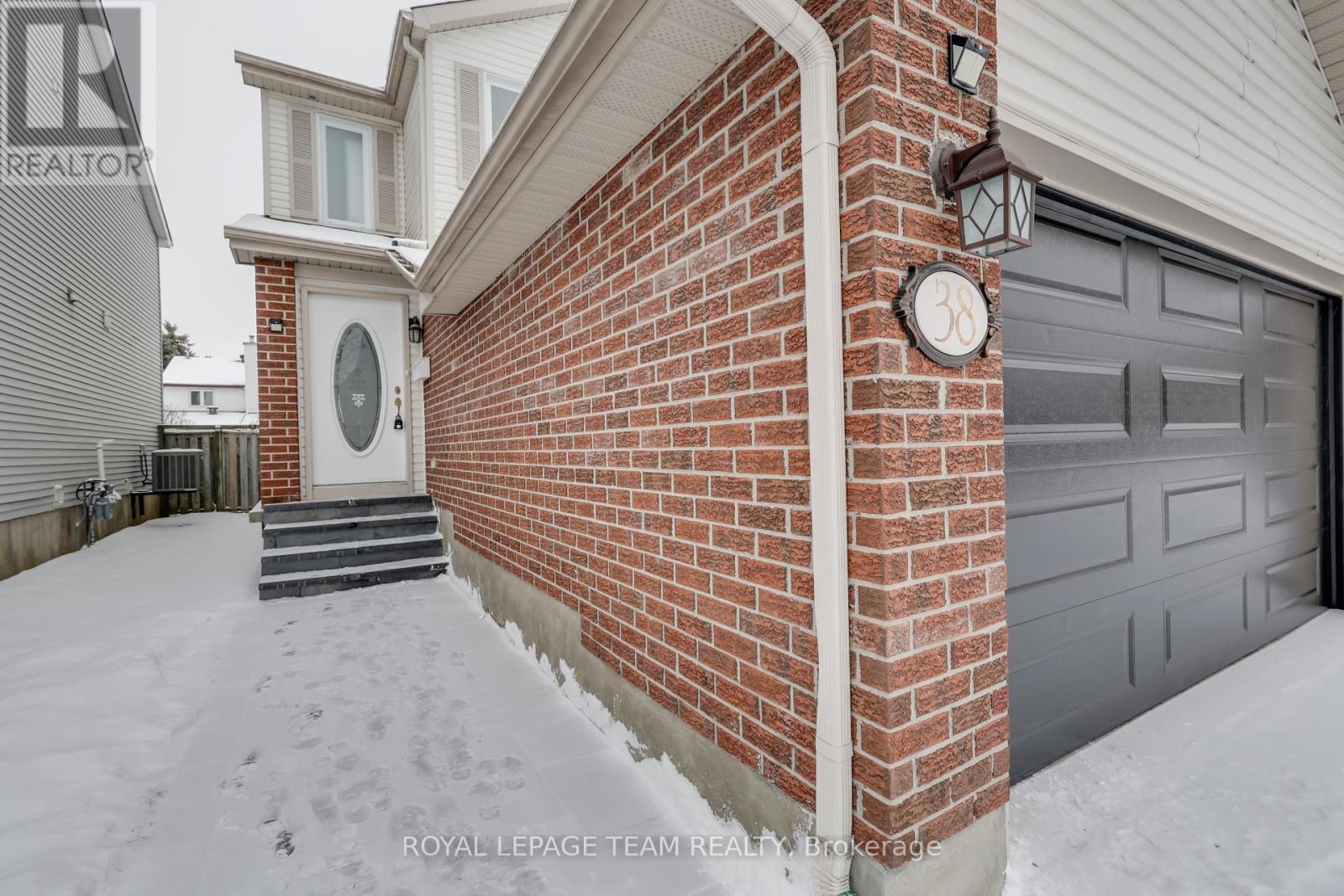 38 Acklam Terrace, Ottawa, Ontario  K2K 2H5 - Photo 2 - X11942383