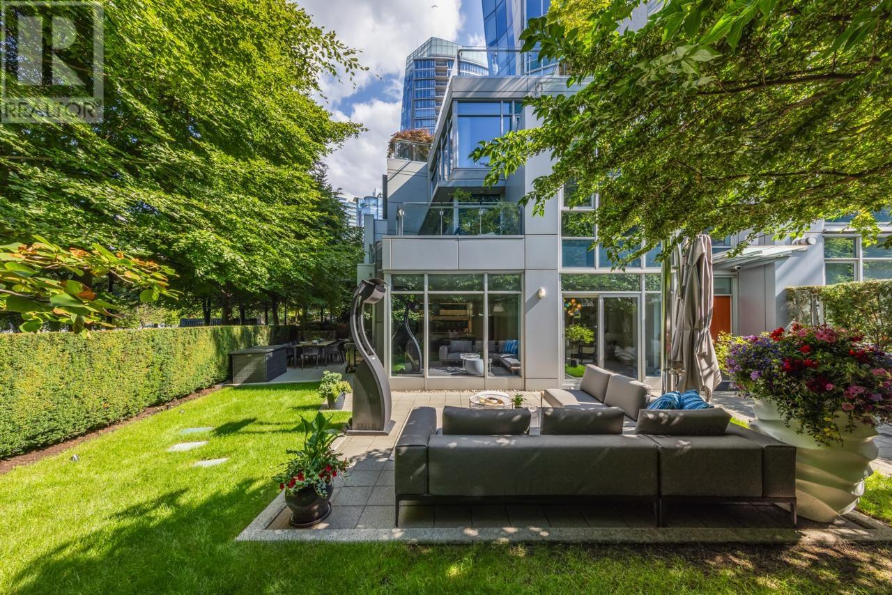 Listing Picture 34 of 40 : 308 JERVIS MEWS, Vancouver / 溫哥華 - 魯藝地產 Yvonne Lu Group - MLS Medallion Club Member