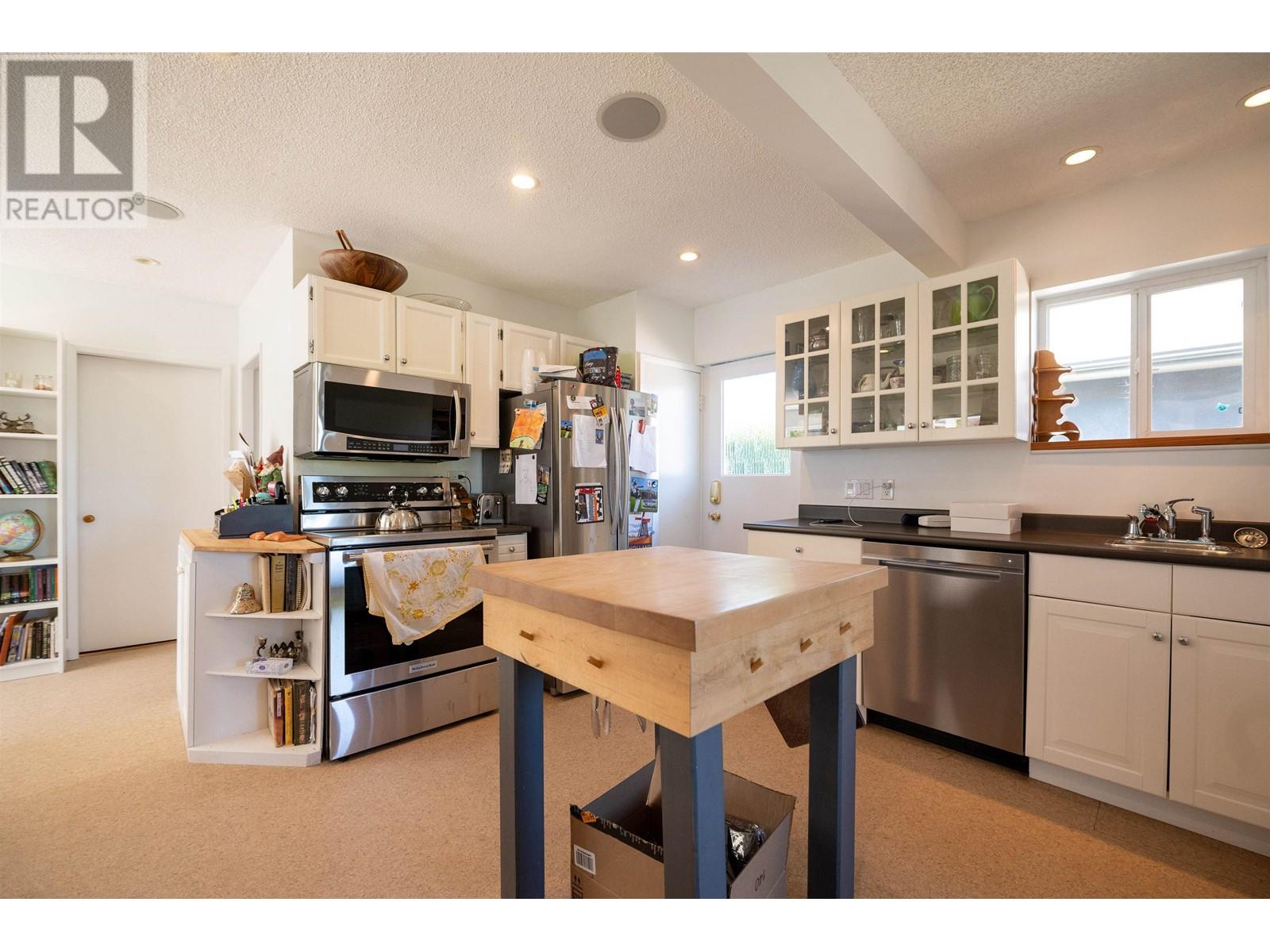 823 Calverhall Street, North Vancouver, British Columbia  V7L 1X8 - Photo 5 - R2960369