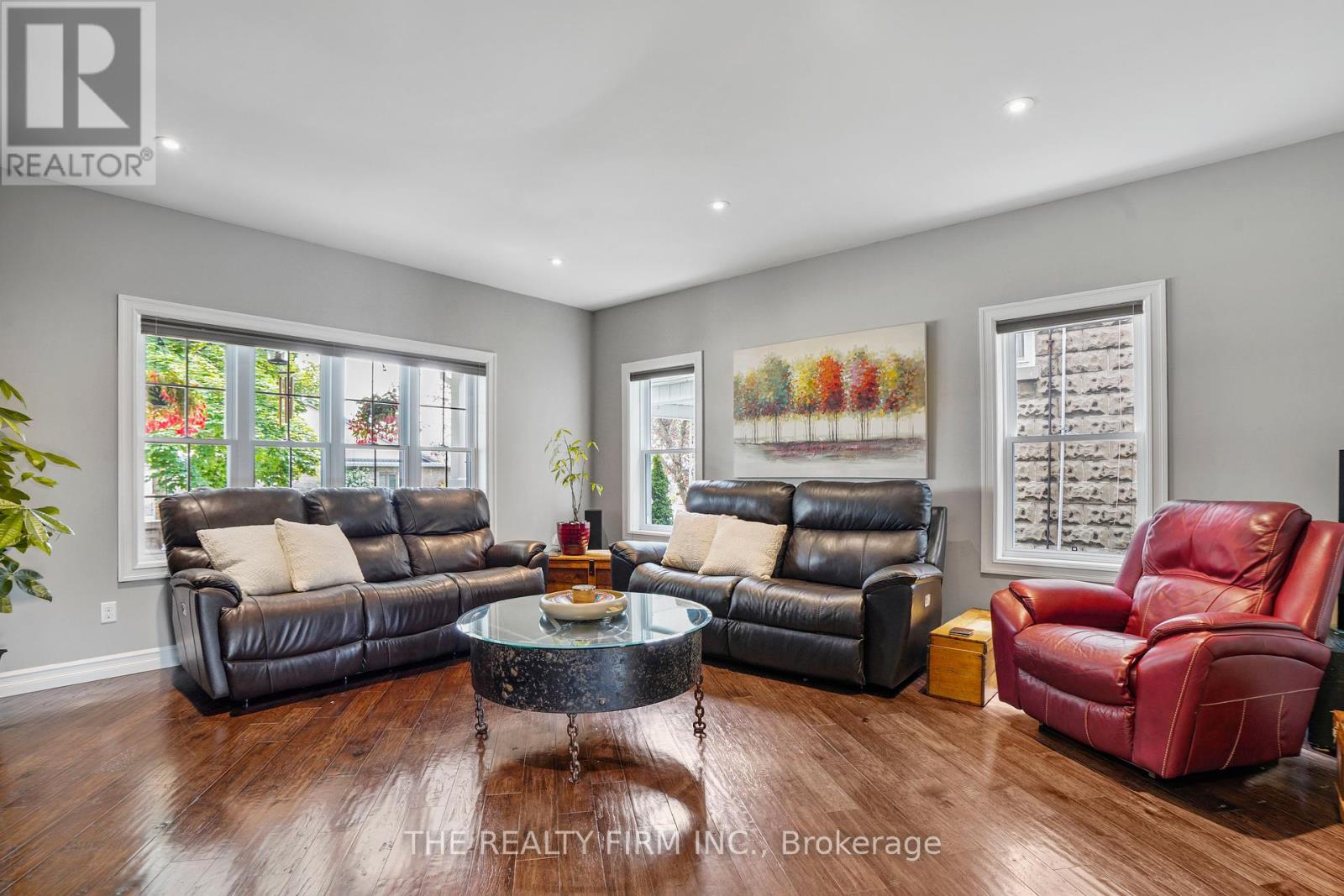 Photo 7 of 40 for 32 Colborne Street